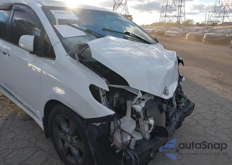 2015 Toyota Sienna Se 8 Passenger z USA, uszkodzony, nr VIN 5TDXK3DC7FS642221